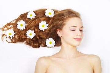 Obraz na płótnie Canvas Piękna dziewczyna z kwiatami we włosach