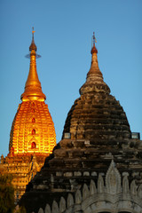 Fototapeta premium Pagoda with golden gilded stupa gleaming at sunset in Bagan