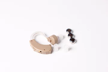 Ein Hörgerät mit Ersatzstöpseln und Batterien © simsalabin1