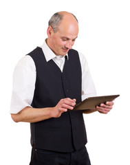 Mann schreibt auf Tablet-pc