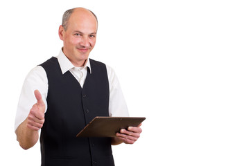 Mann mit Tablet PC zeigt Daumen hoch