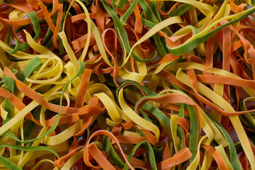 distesa di tagliatelle tricolori