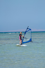 Mädchen beim Windsurfen - Kid windsurfing