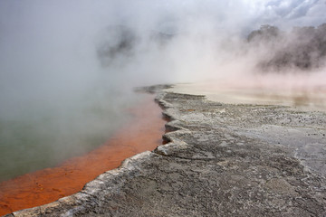 Champagne Pool zone thermale Wai-O-Tapu en Nouvelle-Zélande