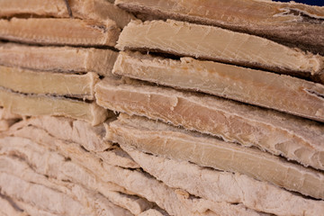 Lomos de bacalao apilados para vender