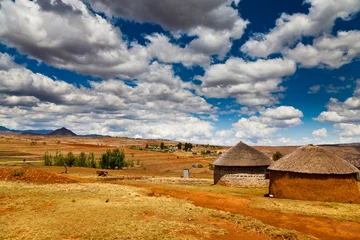 Fototapeten Dorf in einem Tal in Afrika © pwollinga