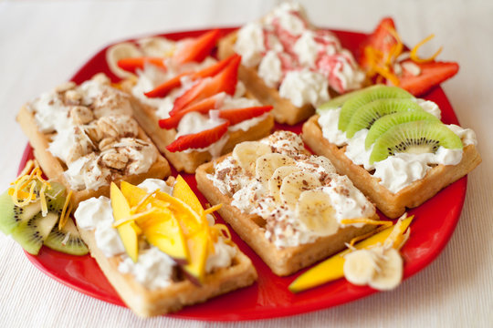 deser ciasto owocami gofry gofer truskawki  naleśnik