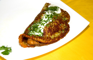Ungarischer Kartoffelpuffer mit Gulasch