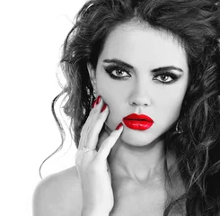 Photo sur Plexiglas Rouge, noir, blanc Mode belle femme aux lèvres rouges, maquillage et cheveux bouclés. C