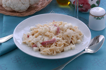 Fettuccine al cavolfiore panna e prosciutto 面食与菜花，奶油和火腿