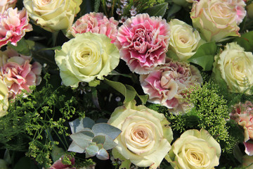 Obraz na płótnie Canvas White roses and carnations