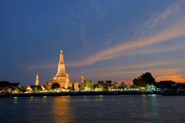 Fototapeta na wymiar Wat Arun na zachód słońca