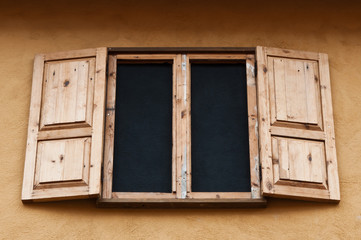Fototapeta na wymiar Drewniane pudełko okno