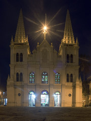 Fototapeta na wymiar Bazylika Santa Cruz w nocy, Kochi, Indie