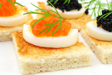 Canapes mit Ei und Kaviar