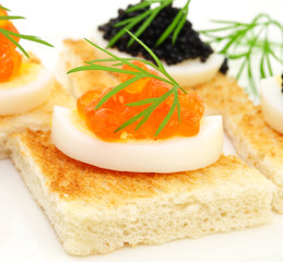 Canapes mit Ei und Kaviar