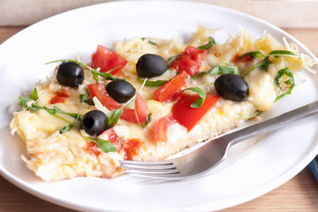 Omlet z pomidorami, oliwkami i rucolą
