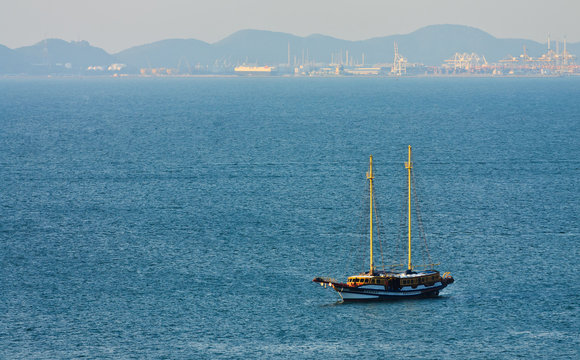 Fototapeta Yatch in sea near city