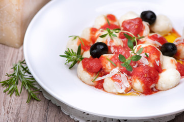 Gnocchi w sosie pomidorowym  z parmezanem