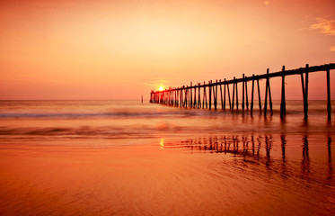 Fototapeta na wymiar Piękny zachód słońca na tropikalnej plaży