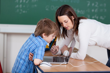 lehrerin und schüler arbeiten am laptop