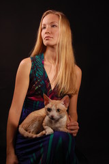 Девушка с котом