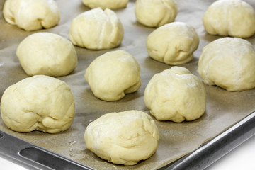 Olivenbrötchen auf einem Backblech