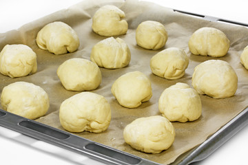 Olivenbrötchen auf einem Backblech