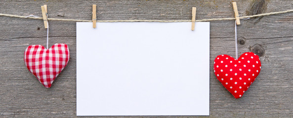 Herzen mit Postkarte - Herzliche Grüße