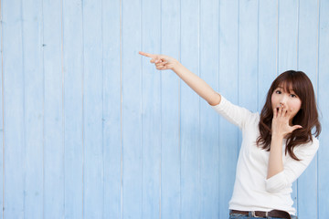 指さしする若い女性