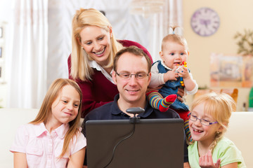Familie vor dem Computer bei Videochat