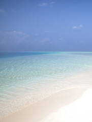Fototapeta na wymiar Turquoise Lagoon / Atoll z plaży na Malediwach (Malediven)