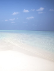 Fototapeta na wymiar Turquoise Lagoon / Atoll z plaży na Malediwach (Malediven)