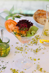 gemischter kleiner Salat im Cocktailglas