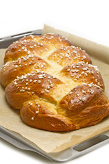 Selbst gebackener Hefezopf auf Backblech