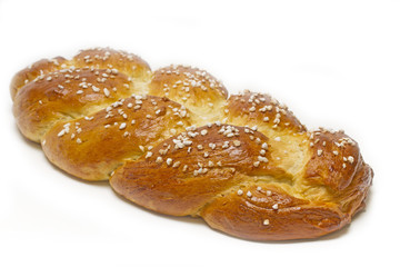 Selbst gebackener Hefezopf auf weißem Hintergrund