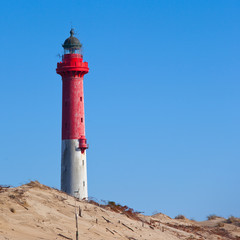 Le phare rouge sur la plage