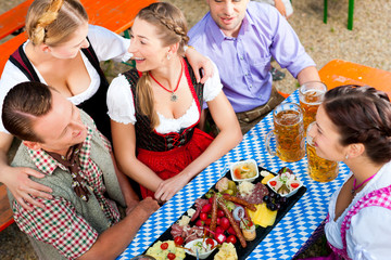 Im Biergarten - Freunde am Biertisch