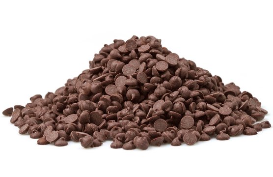 gocce di cioccolato su sfondo bianco