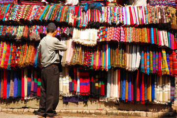 Vendeur de tissu a Katmandou - obrazy, fototapety, plakaty