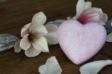 Herz mit Magnolienblüten