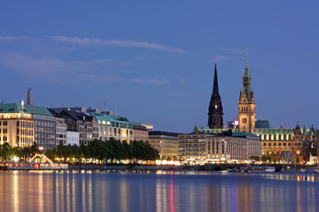 Naklejka premium Binnenalster in Hamburg bei Dämmerung mit dem Rathaus