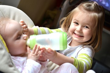 bébé mangeant