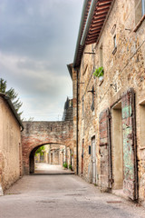 Fototapeta na wymiar old alley in Tuscany