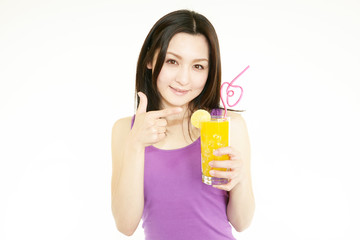 ジュースを指差す笑顔の女性