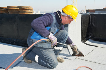 Flat roof covering works with roofing felt