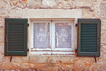 Okiennica i Okno firankami, Grecja