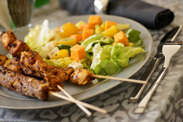 assortiment de brochettes et salade composée 2