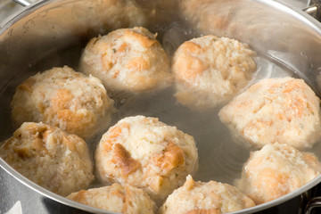Semmelknödel im Topf