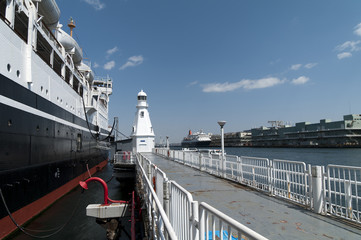 横浜港の白灯台と氷川丸